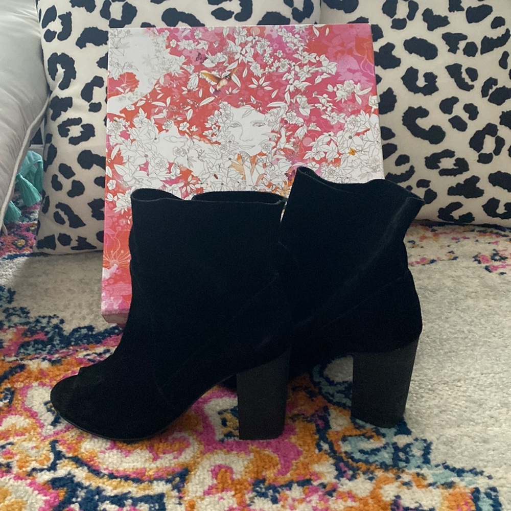 Black Chinese laundry open toe booties.